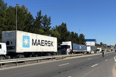 Volcó carga en maniobra sobre Ruta 101 y generó bloqueo del tránsito