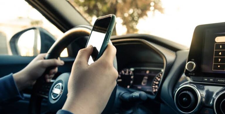 Proponen endurecer el control del celular al volante: proyecto de “Cero Chat”