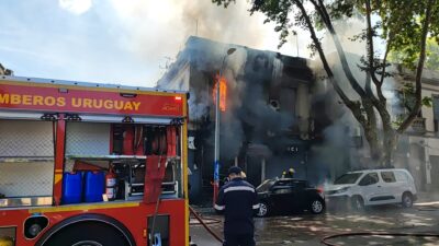 Incendio en local de venta de fuegos artificiales en Barrio Reus