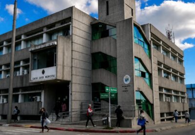 Apedrearon el Municipio de Pando y rompieron una ventana
