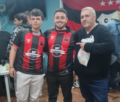 El Club 5 Esquinas presentó su camiseta para el regreso al fútbol oficial
