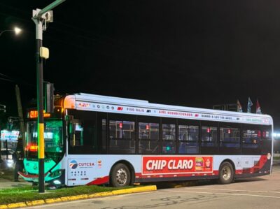 Robó un ómnibus y lo hizo chocar